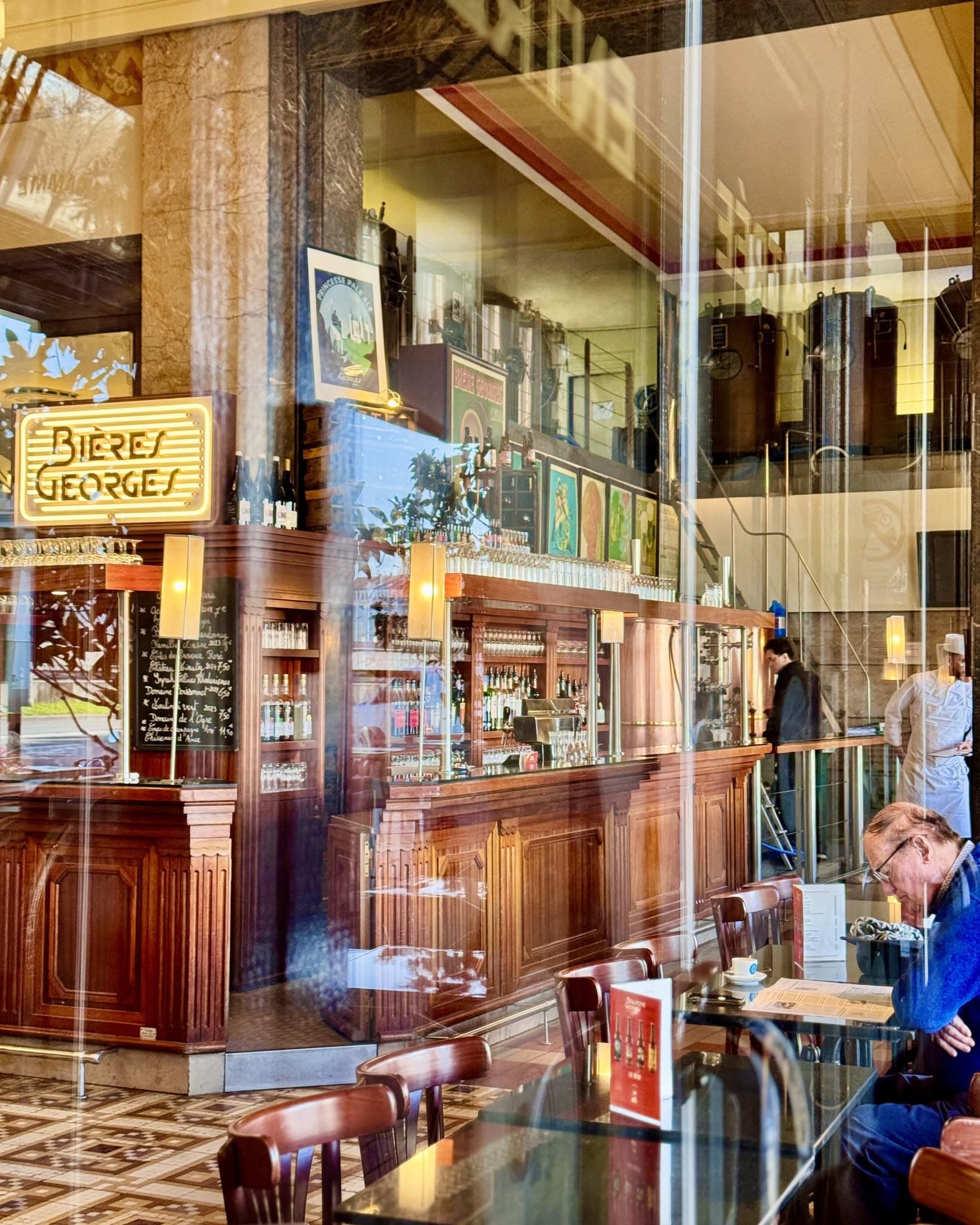 Le bar et les cuves de la micro-brasserie