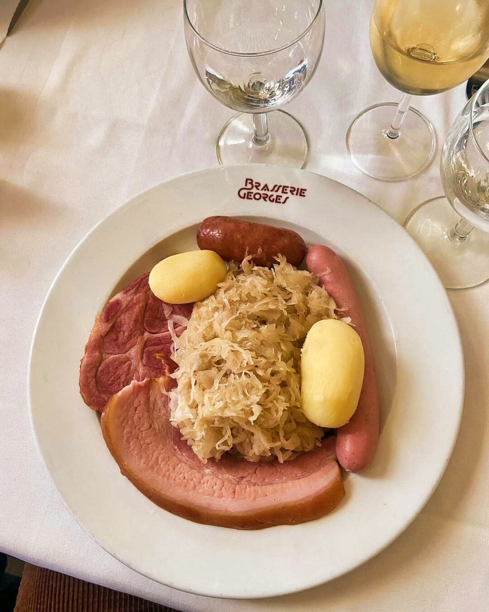 Choucroute Royale de la Brasserie Georges : chou, palette, poitrine fumée, saucisses et pommes de terre
