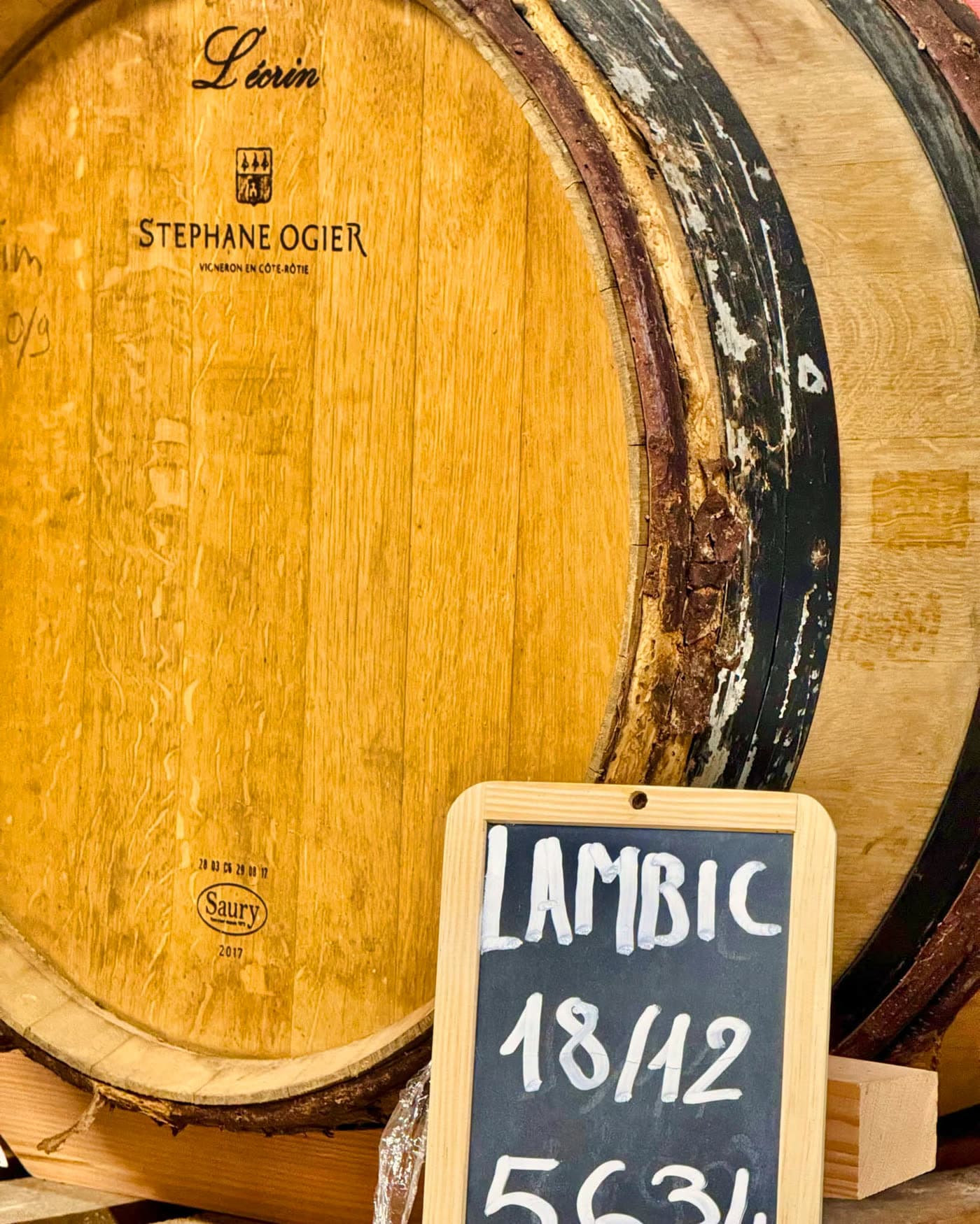 Fond de fût en chêne tamponné 'Stéphane Ogier' avec ardoise manuscrite Lambic — Brasserie Georges