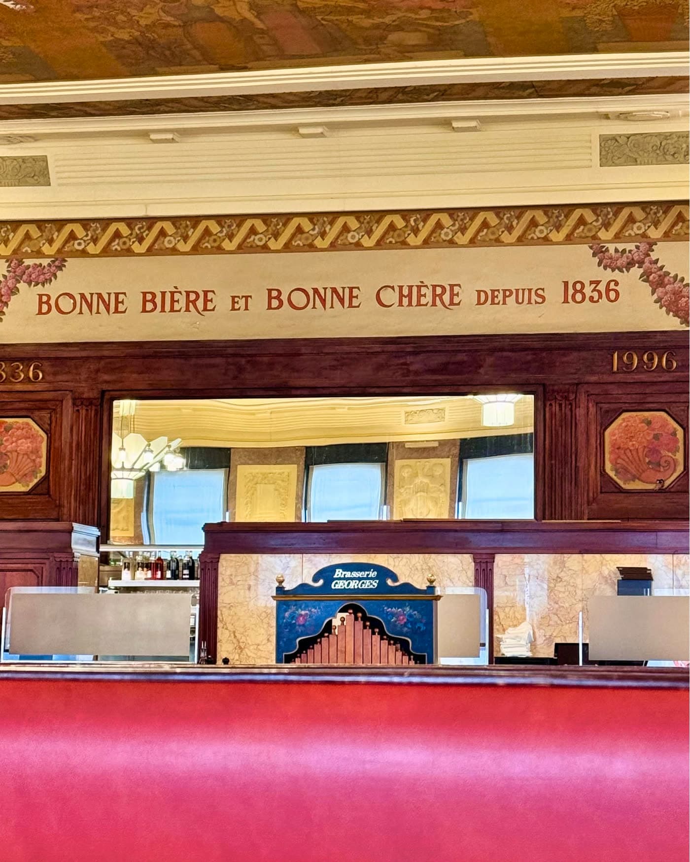 Frise peinte au-dessus du bar avec inscription Bonne bière et bonne chère depuis 1836 — Brasserie Georges