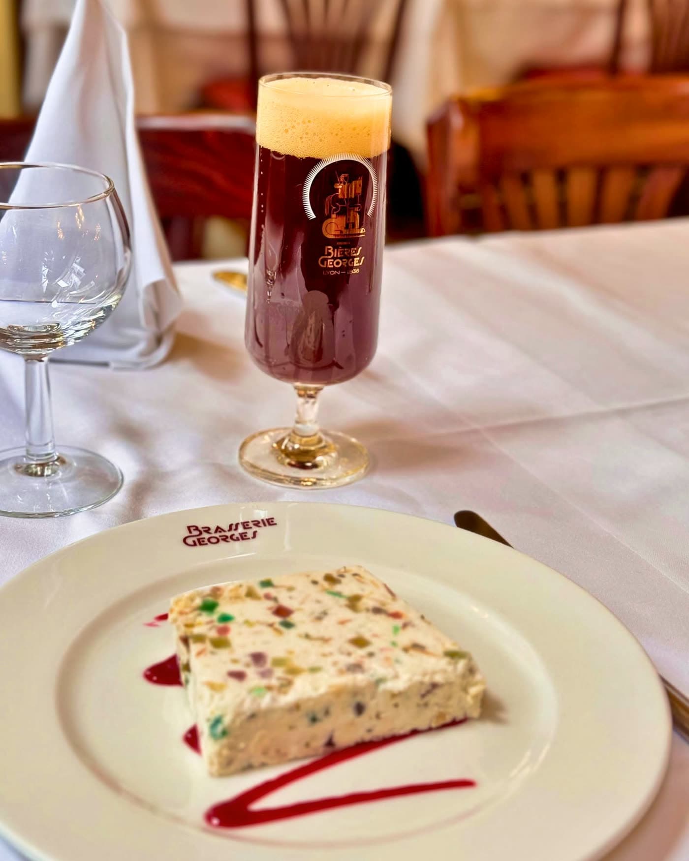 Nougat glacé sur assiette accompagné d'un verre de bière Georges pression — Brasserie Georges