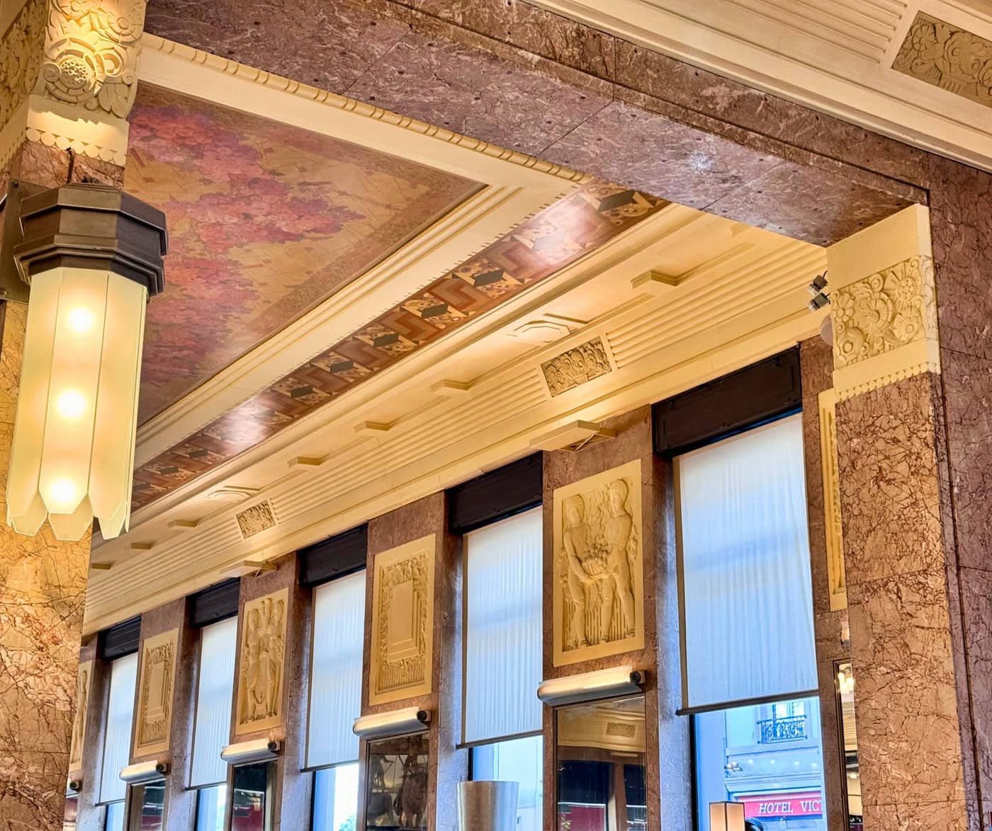 Détail architectural de la corniche dorée et bas-reliefs Art déco au plafond de la salle — Brasserie Georges