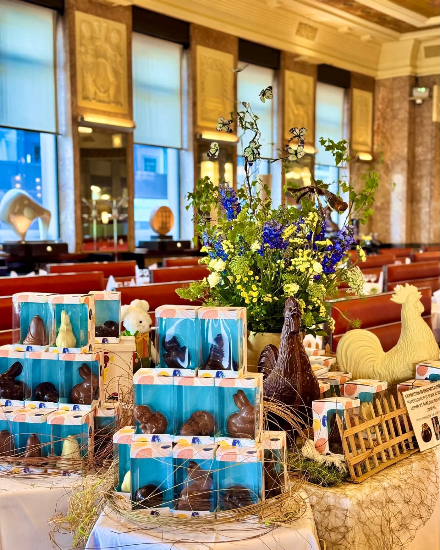 Table de Pâques avec chocolats, bouquet et coq en chocolat dans la salle — Brasserie Georges