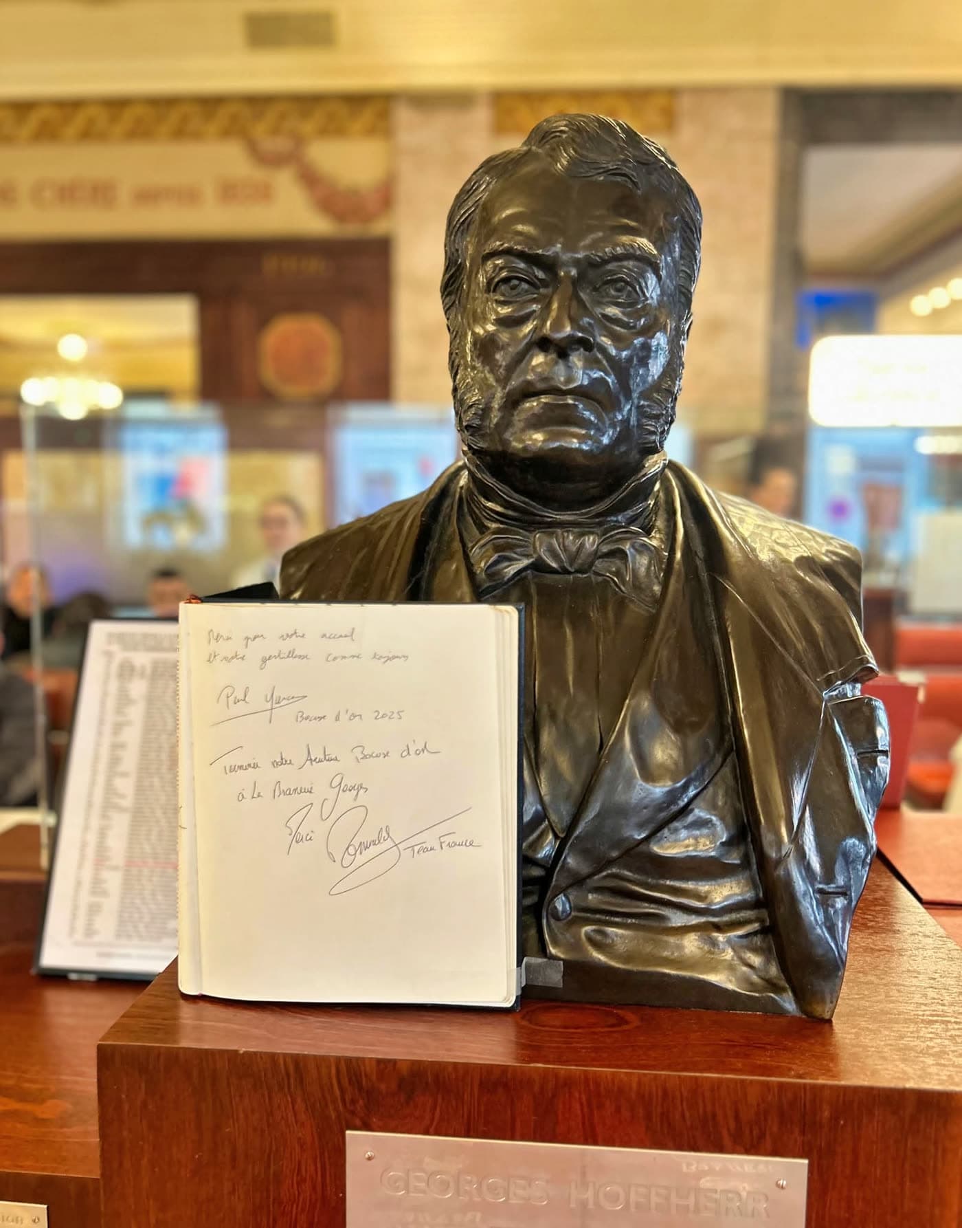 Buste en bronze de Georges Hoffherr posé sur socle avec livre d'or ouvert — Brasserie Georges