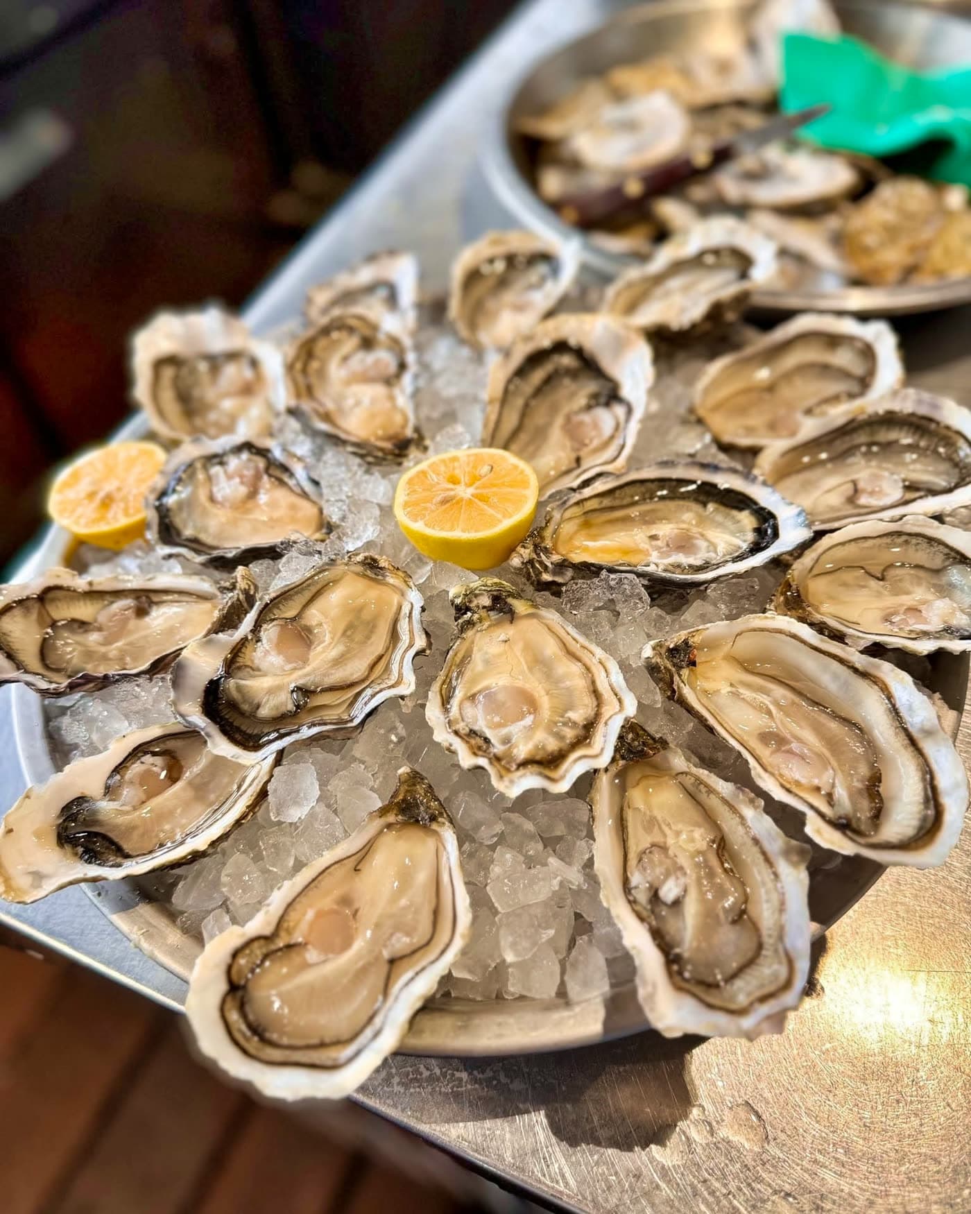 Plateau d'huîtres sur glace avec citrons vus de dessus en gros plan — Brasserie Georges