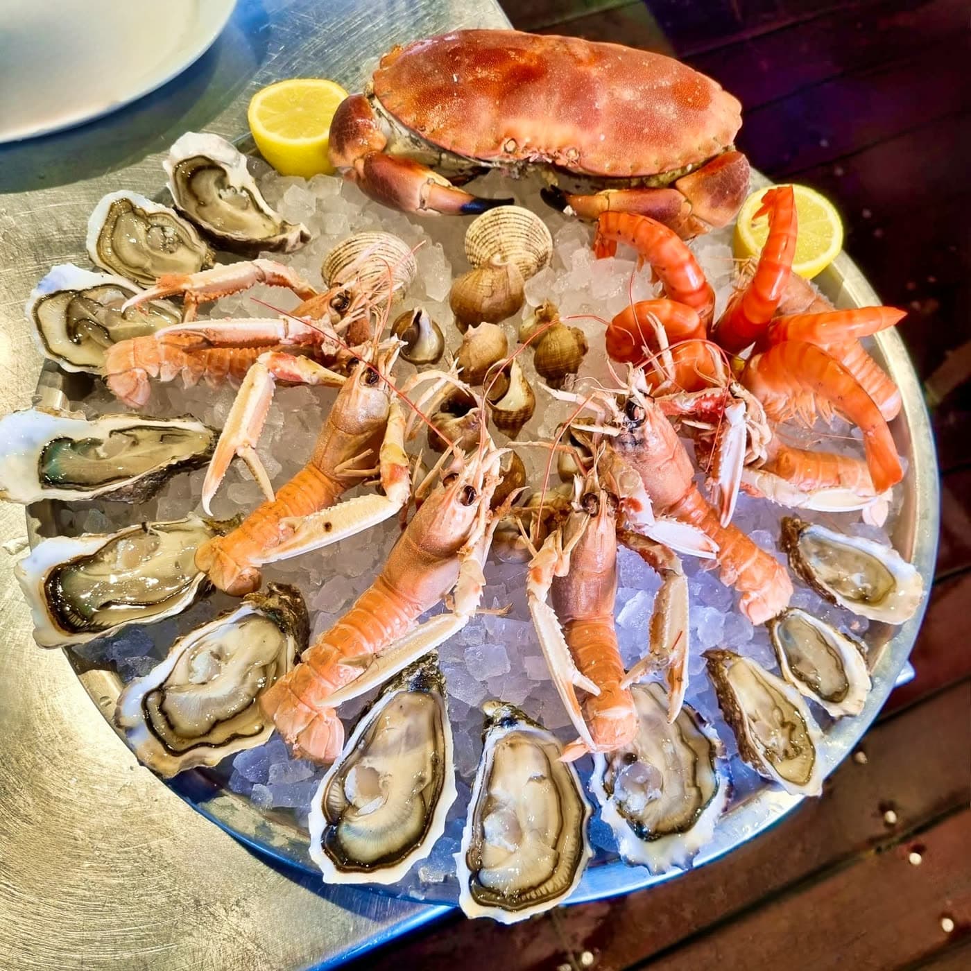Plateau de fruits de mer avec tourteau entier, huîtres et langoustines sur glace — Brasserie Georges
