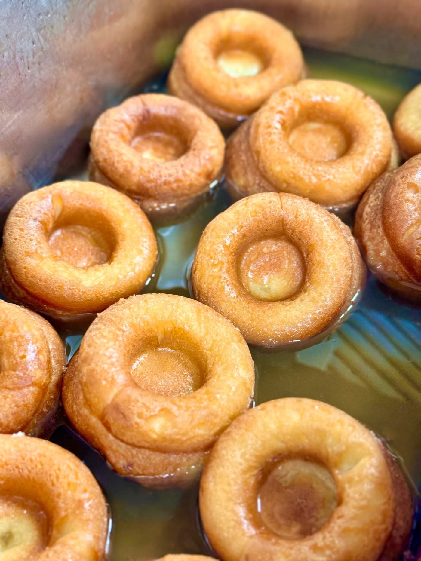 Babas au rhum glacés de sirop, disposés en gros plan, aspect brillant et gourmand — Brasserie Georges