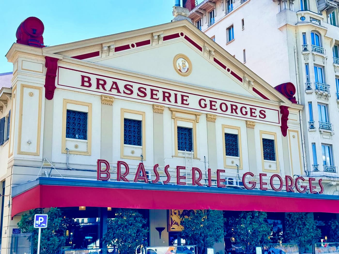 Façade Brasserie Georges en gros plan sous ciel bleu