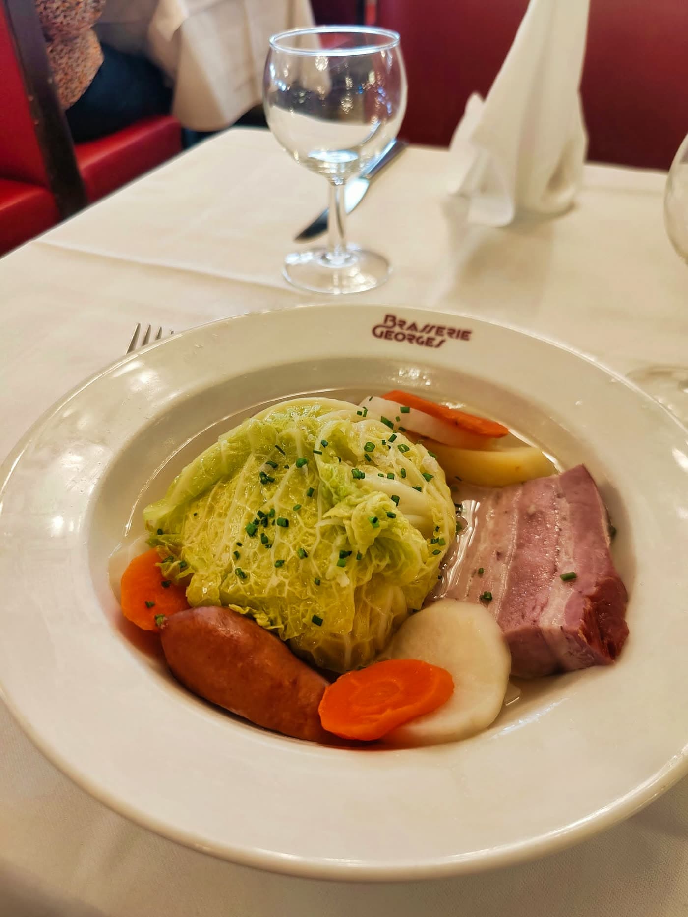 Choucroute royale avec saucisse, jambon, carottes et pommes de terre en assiette floquée — Brasserie Georges