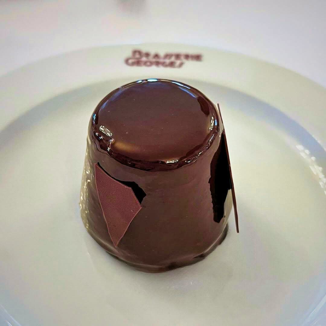 Entremets chocolat glaçage brillant avec éclat de chocolat en décor — Brasserie Georges