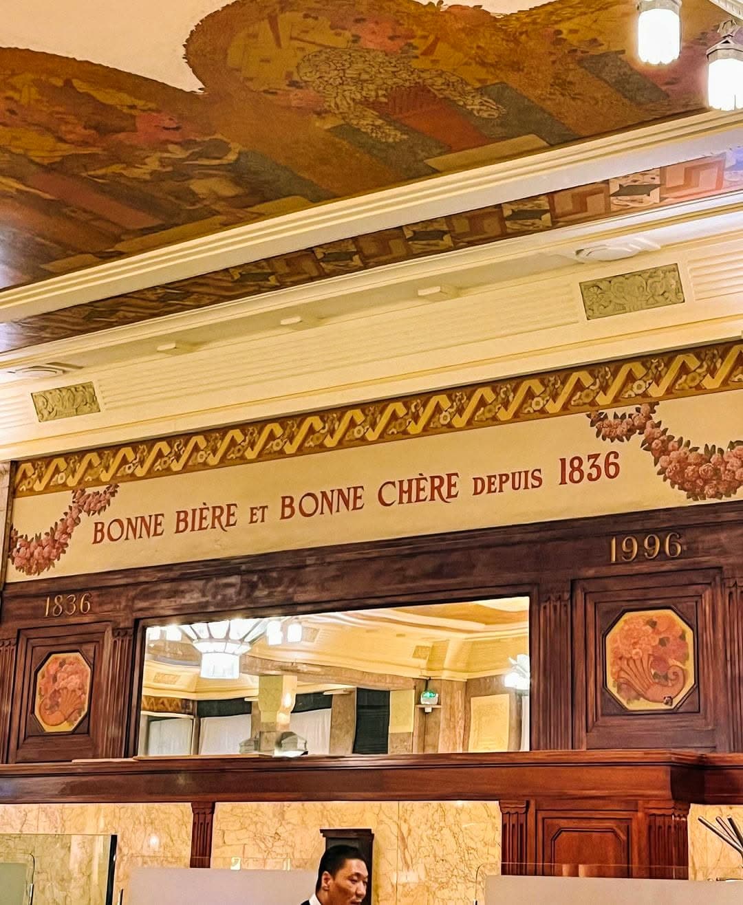 Frise dorée « Bonne bière et bonne chère depuis 1836 » sous plafond peint — Brasserie Georges