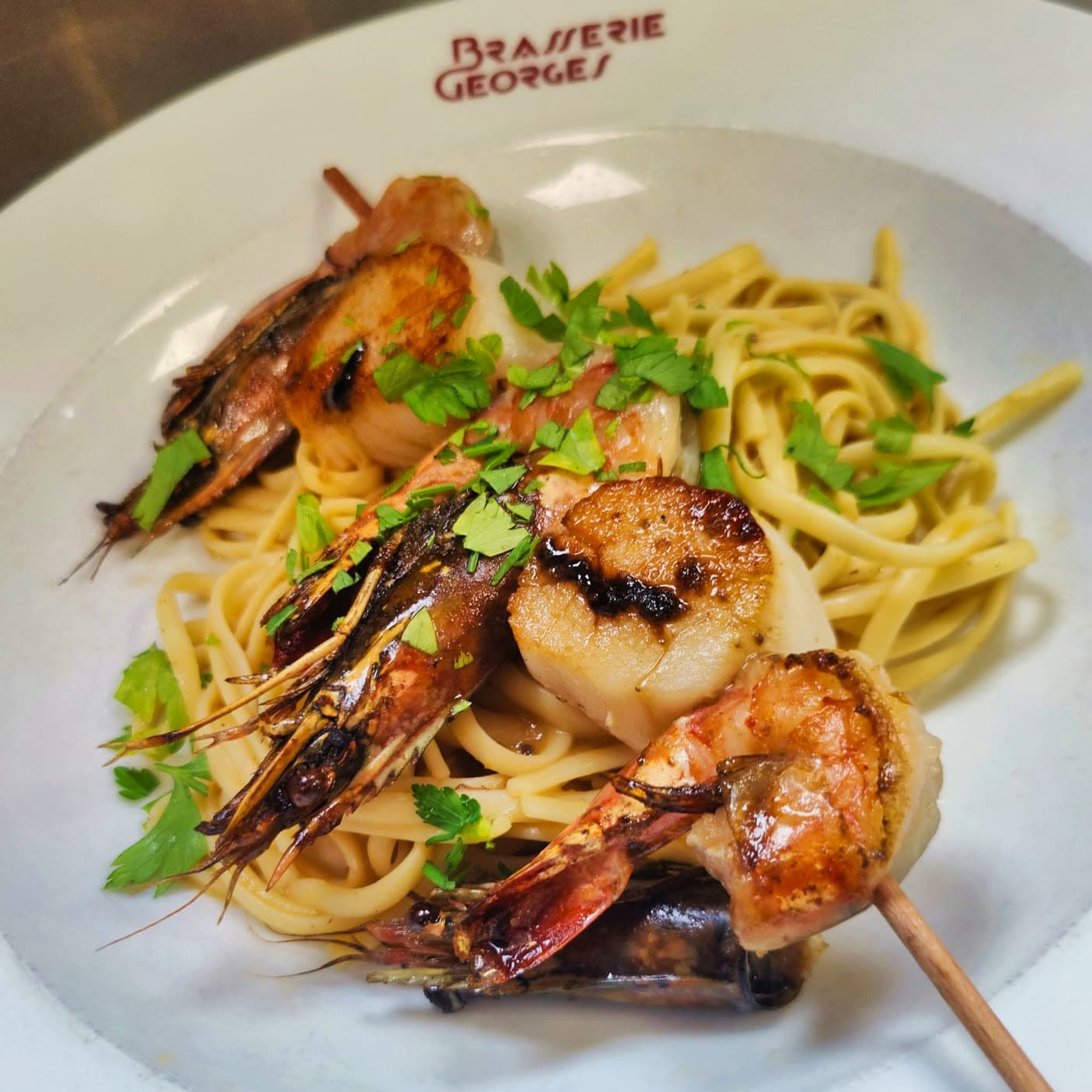 Brochette de gambas grillées sur linguines au persil — Brasserie Georges