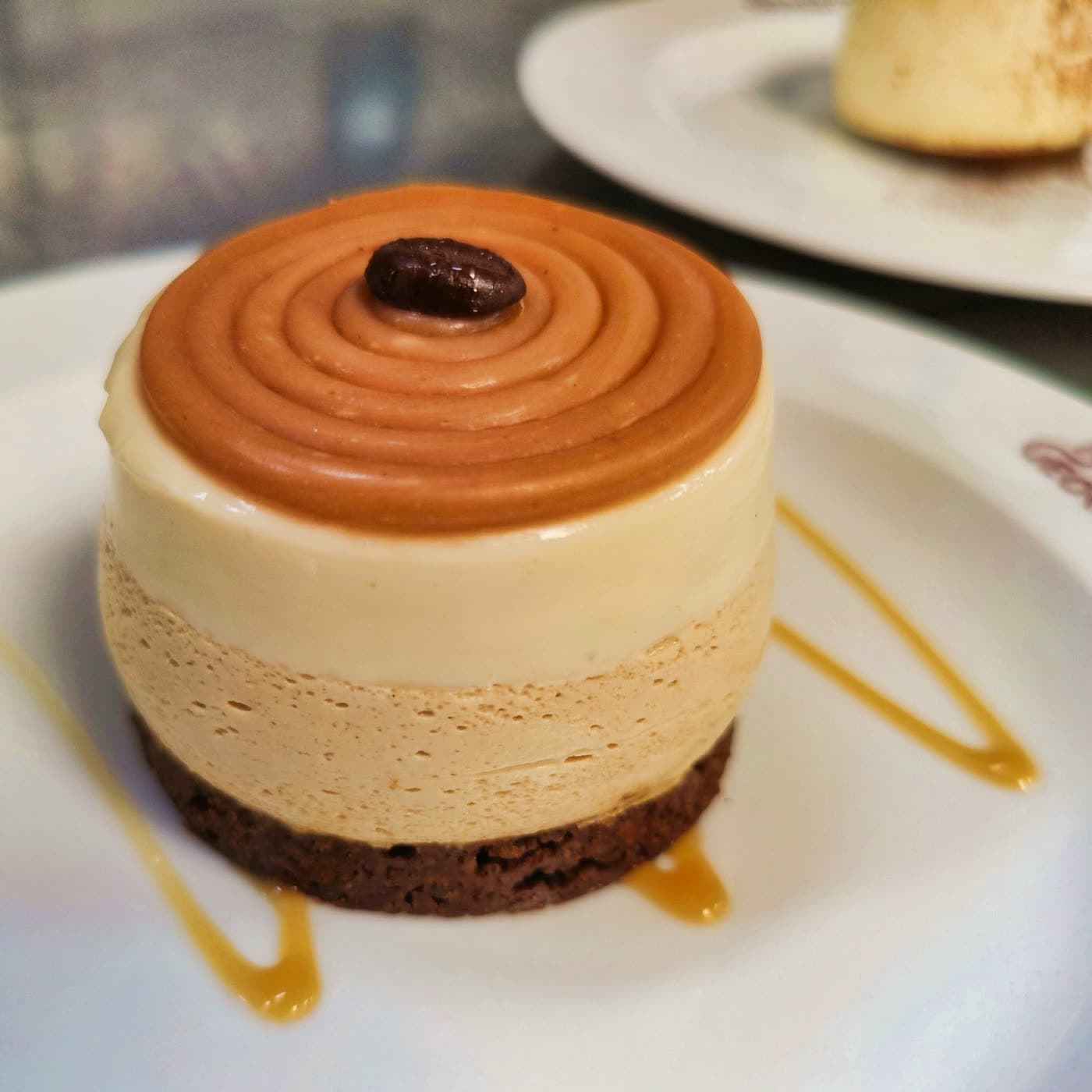 Entremets rond en couches caramel et café avec spirale et grain de café — Brasserie Georges