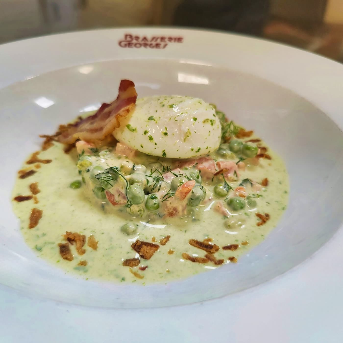 Crème de petits pois et crabe à l'aneth, lardons croustillants, œuf poché — Brasserie Georges