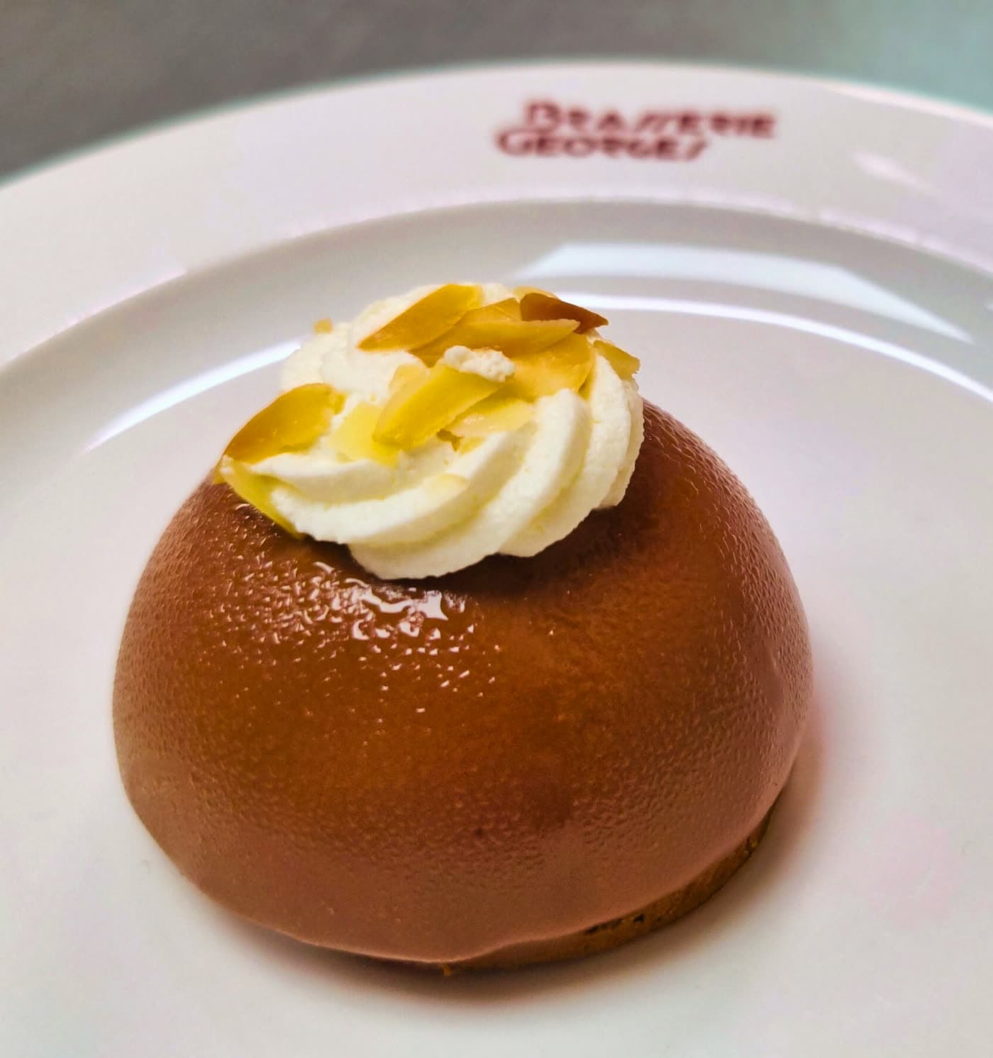 Baba au rhum individuel nappé, chantilly et amandes effilées — Brasserie Georges
