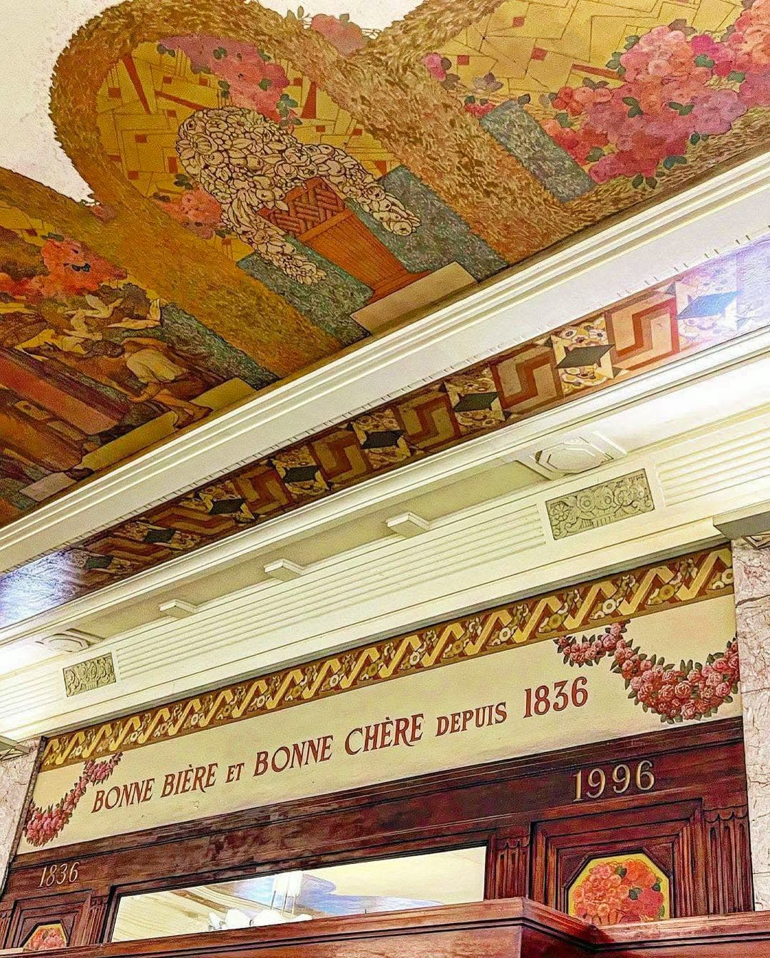 Fresque Art déco au plafond avec inscription dorée Bonne bière et bonne chère depuis 1836 — Brasserie Georges