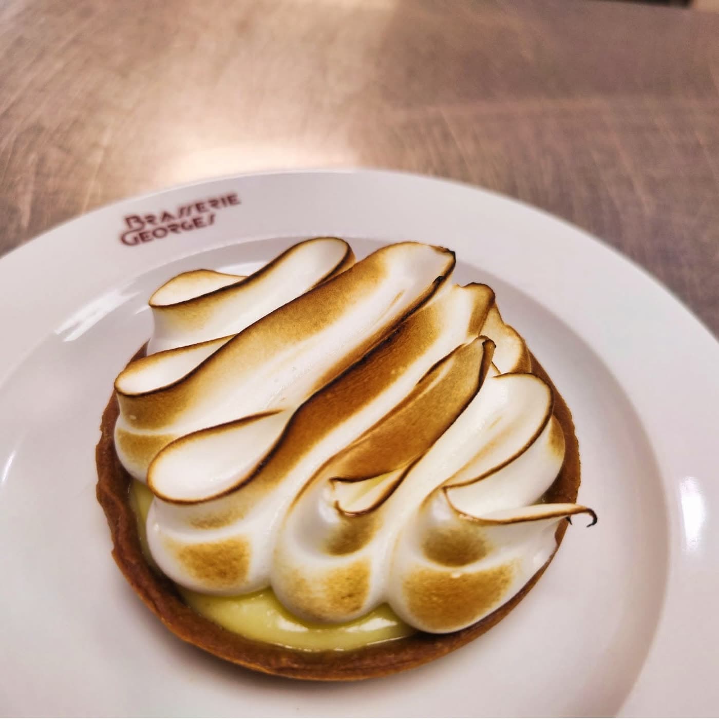 Tarte au citron meringuée, meringue dorée au chalumeau — Brasserie Georges