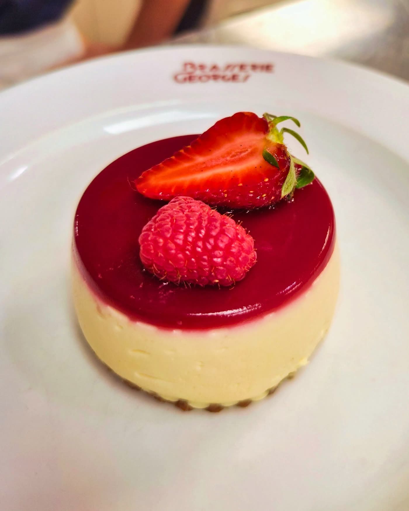 Cheesecake individuel nappé de coulis rouge, fraise et framboise en décor — Brasserie Georges