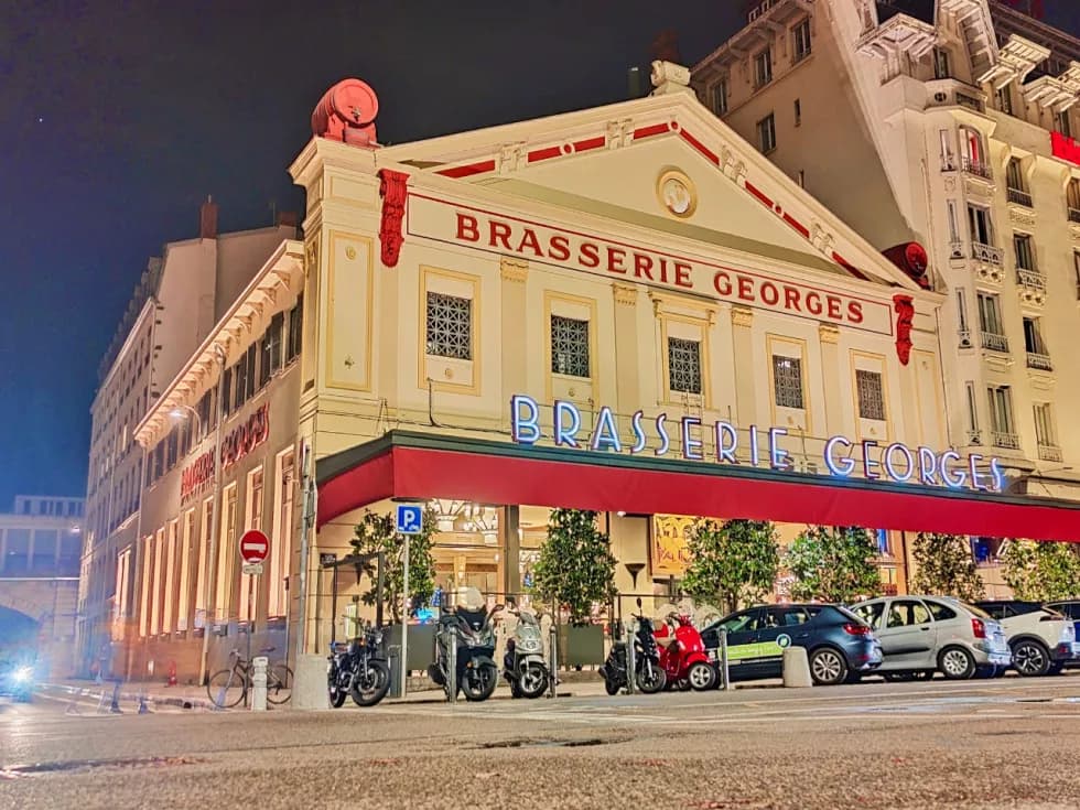 La façade de nuit, cours de Verdun