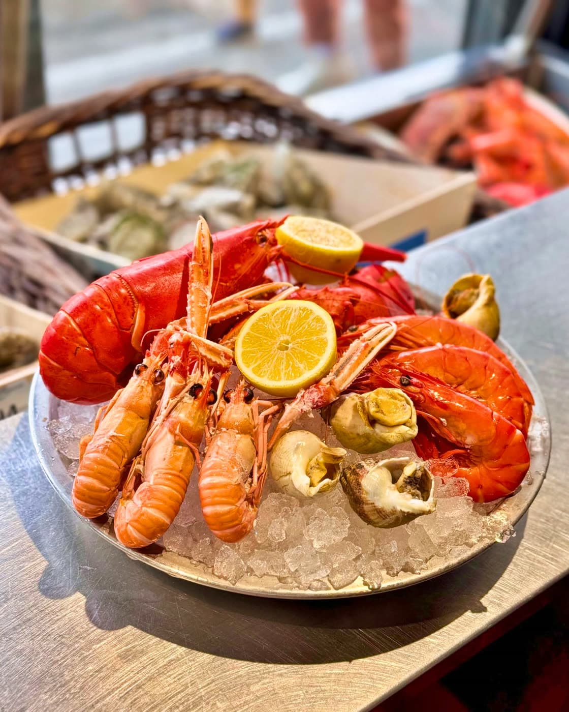 Un plateau de fruits de mer sur glace — langoustines, gambas et citron