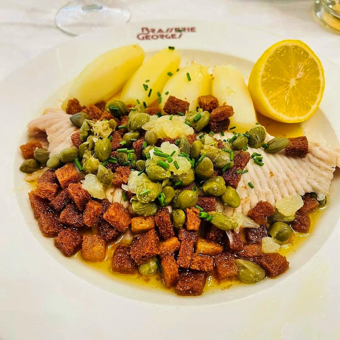 Aile de raie à la grenobloise, câpres, croûtons et pommes vapeur