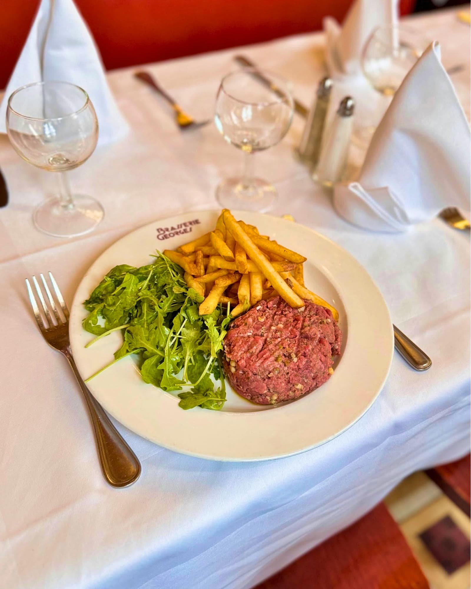 Tartare de bœuf charolais préparé devant vous, roquette et frites maison