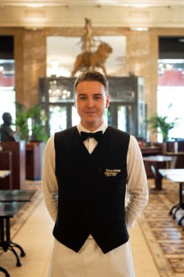 Tanguy, Chef de rang à la Brasserie Georges