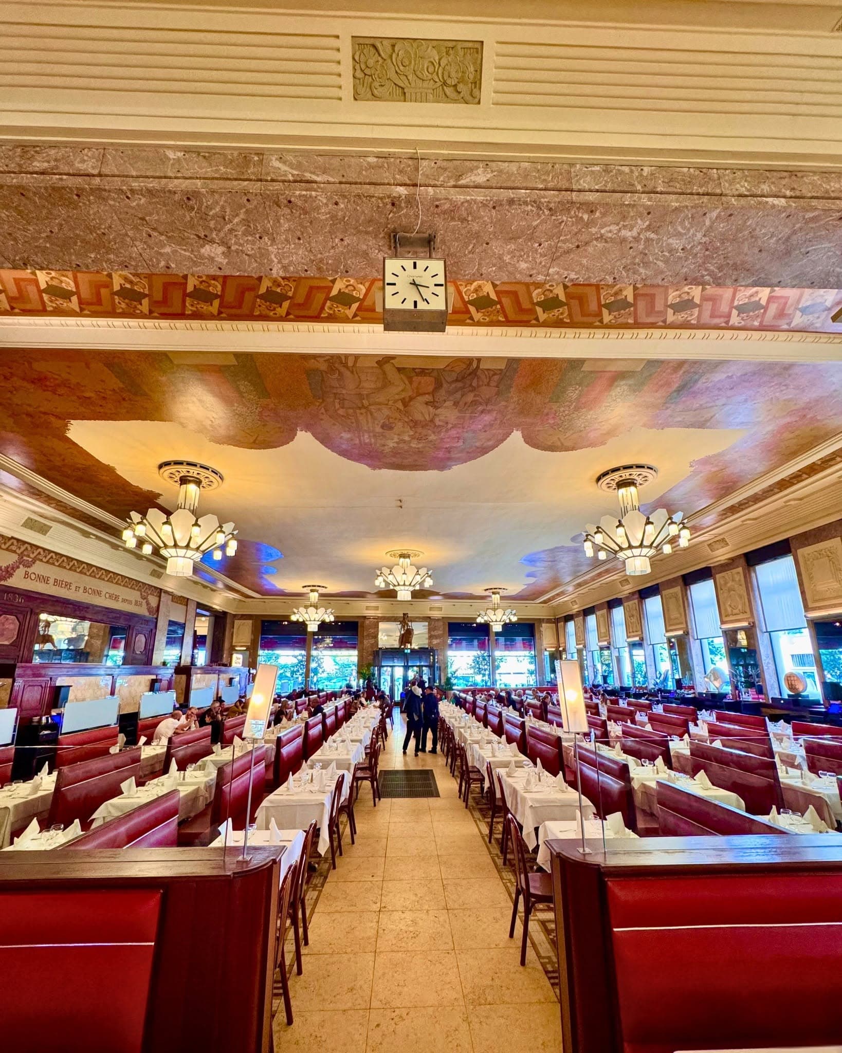 Le plafond peint de la grande salle de la Brasserie Georges