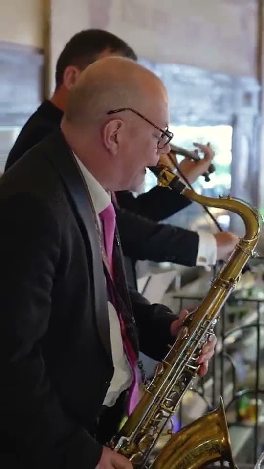 Les musiciens de jazz de la Brasserie Georges jouant depuis la mezzanine, au-dessus de la grande salle