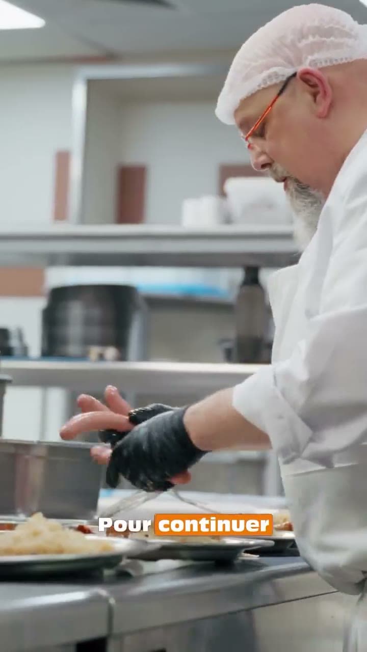 Un maître d'hôtel tranche une choucroute garnie au guéridon, puis dresse un dessert aux pralines roses