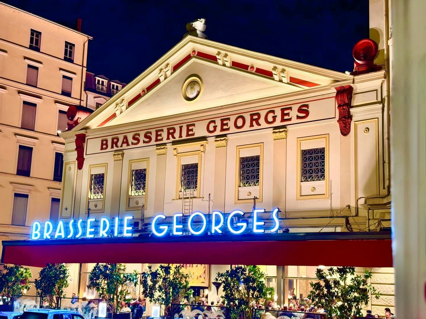 La façade de la Brasserie Georges et son enseigne néon, cours de Verdun, à la nuit tombée