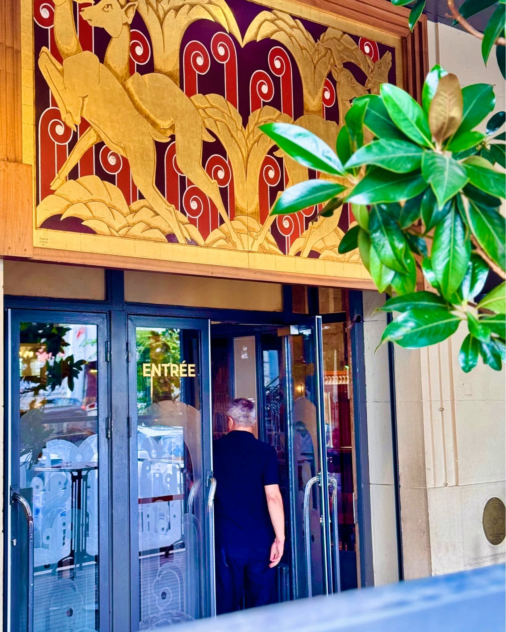 La fresque Art Déco dorée aux gazelles, au-dessus des portes vitrées de l'entrée de la Brasserie Georges