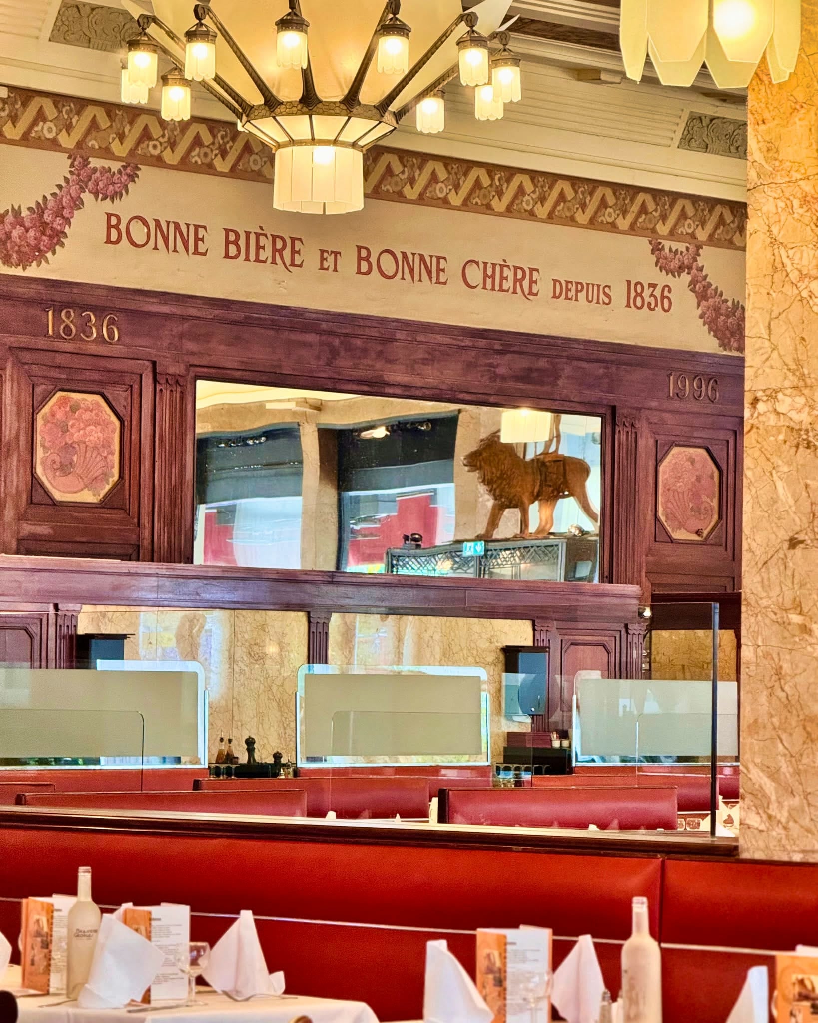 La frise peinte de la Brasserie Georges — « Bonne bière et bonne chère depuis 1836 » — au-dessus du bar, entre les millésimes 1836 et 1996